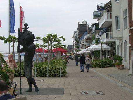 Emmerich : Rheinpromenade, im Vordergrund die Christophorus-Statue, von Nikolaus Knupfer, Essen